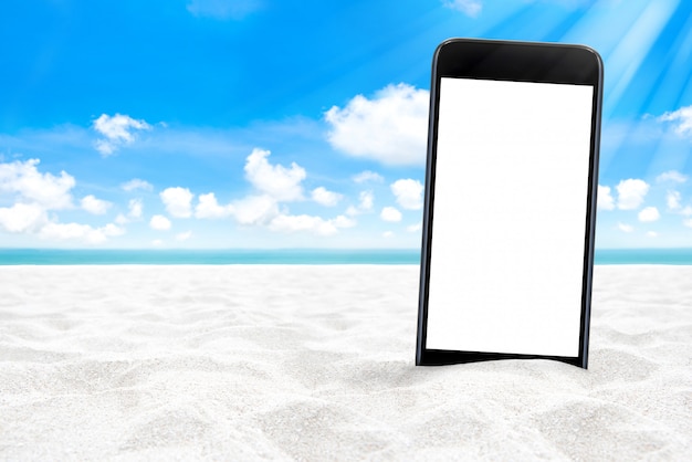 Pusty ekran smartphone na białej piasek plaży