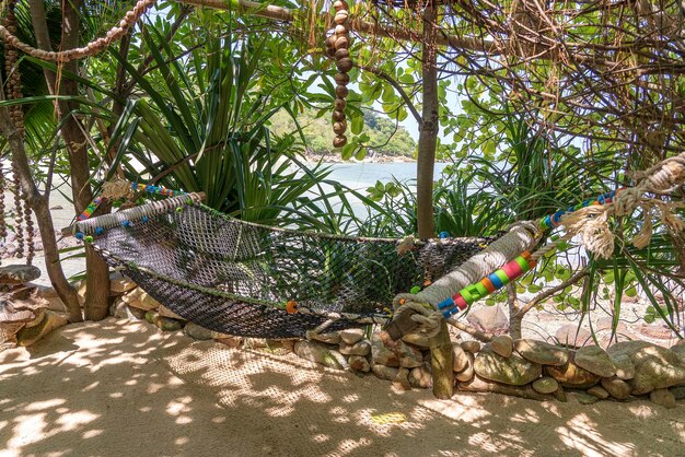 Pusty hamak na pięknej tropikalnej plaży w pobliżu wody morskiej Tajlandia