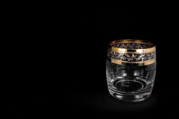 Pusty kieliszek do whisky brandy lub xAbourbon na białym tle na czarnym tle Zbliżenie zdjęcie tumblera