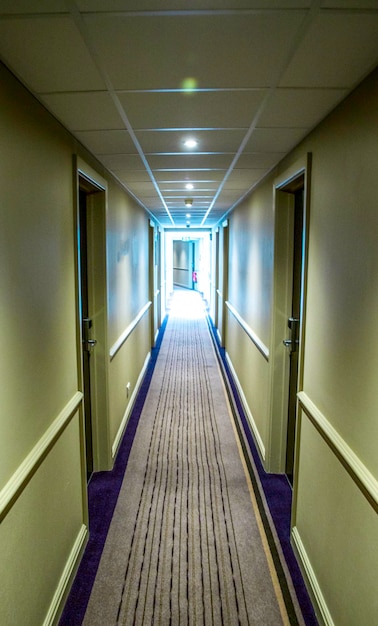 Zdjęcie pusty korytarz w budynku