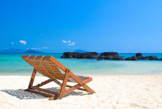 Pusty krzesło na pięknej plaży pod jasnym niebieskim niebem przy Koh Mak w Tajlandia