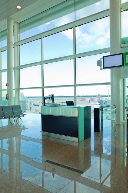 Pusty licznik bramy w nowoczesnym szklanym i stalowym lotnisku