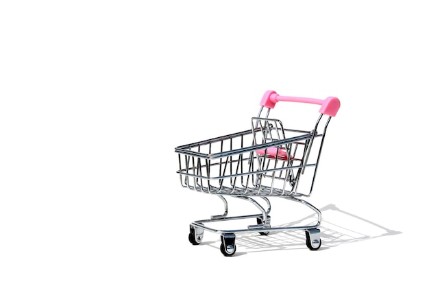 Pusty miniaturowy wózek na zakupy żelaza w supermarkecie na białym tle na białej ścianie. Temat handlu i biznesu z miejscem na tekst