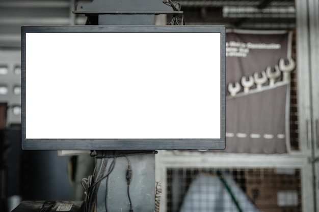 Zdjęcie pusty monitor ekranu komputera do billboardu informacyjnego w tle garażu samochodowego warsztatu