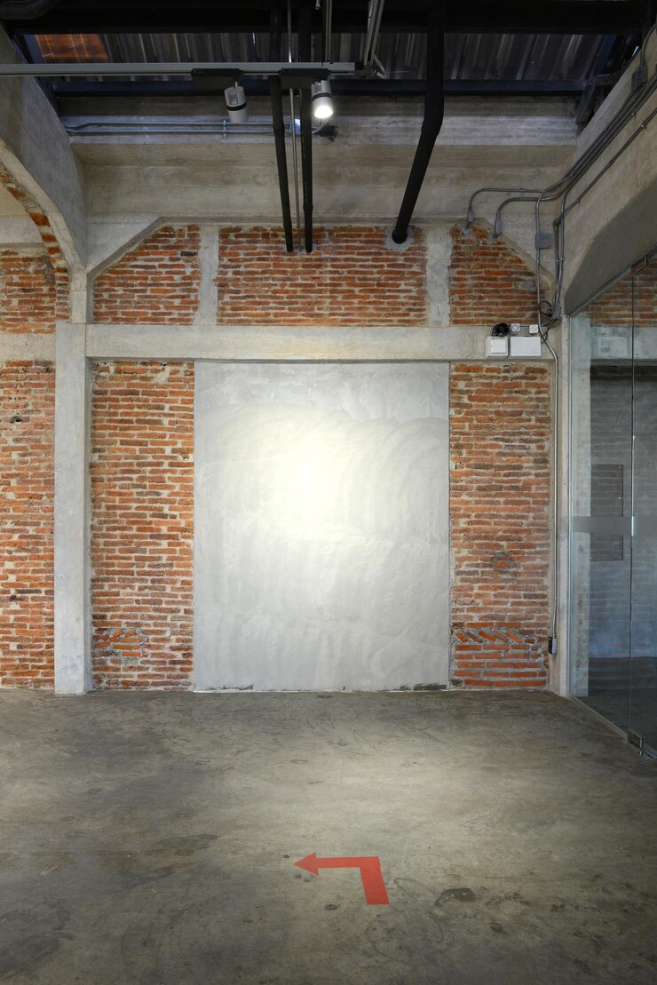 Pusty na betonowej ścianie w starej galerii