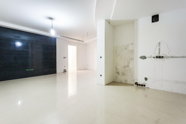 Pusty nieumeblowany pokój z minimalnymi naprawami przygotowawczymi wnętrze z białymi ścianami