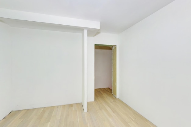 Pusty nieumeblowany pokój z minimalnymi naprawami przygotowawczymi wnętrze z białymi ścianami