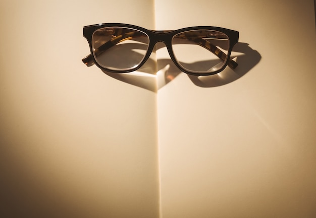 Pusty Notatnik z okularów do czytania