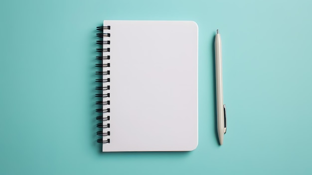 Pusty notebook i długopis na niebieskim tle