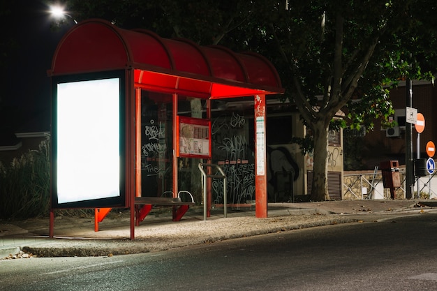 Zdjęcie pusty oświetlony billboard na przystanku autobusowym stacji