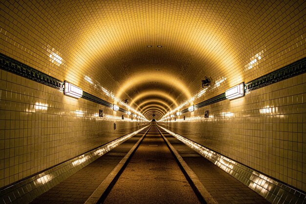 Zdjęcie pusty oświetlony tunel