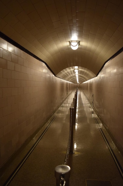 Pusty, oświetlony tunel
