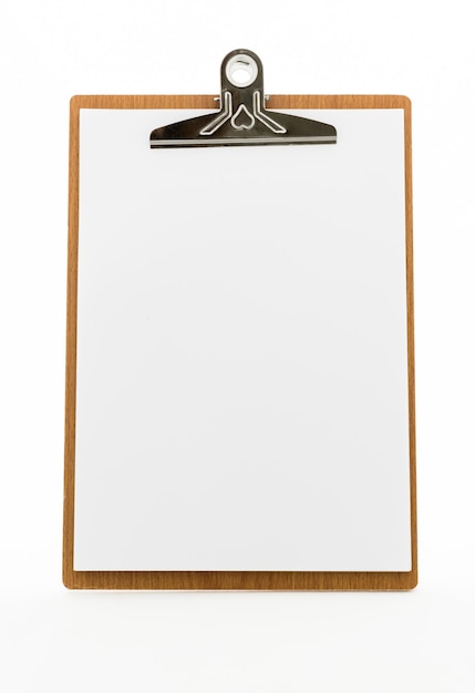 Pusty papier w schowku na białym tle