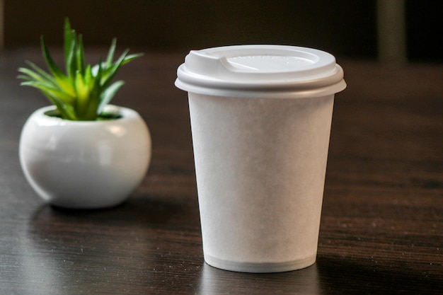 Pusty papierowy kubek do kawy z plastikową nasadką