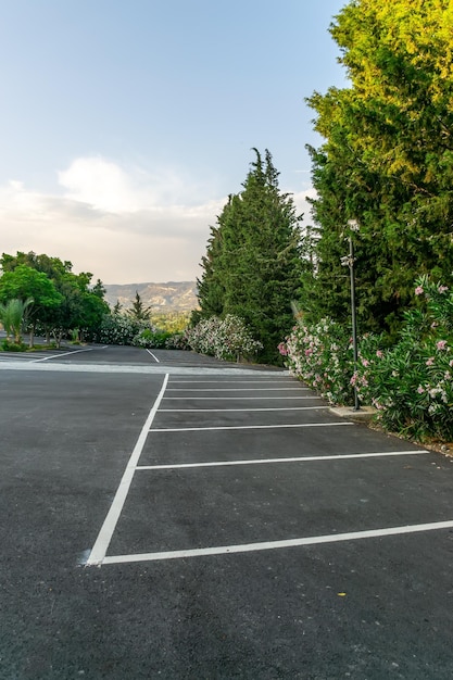 Zdjęcie pusty parking dla samochodów w parku