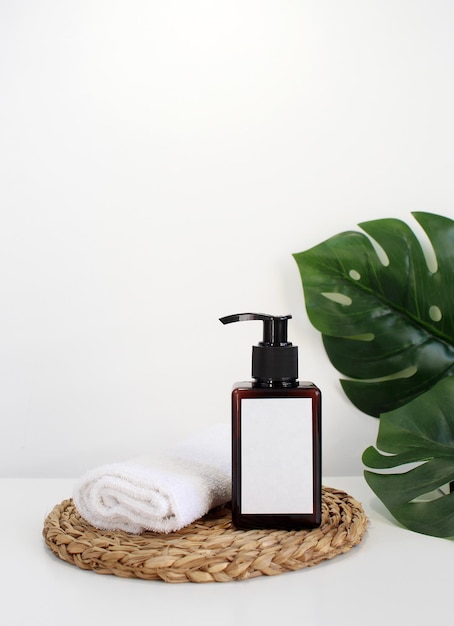 Pusty plastikowy pojemnik na kosmetyki na krem lub szampon Makieta butelki kosmetyków z tropikalnymi liśćmi Koncepcja produktów kosmetycznych do pielęgnacji skóry i pielęgnacji włosów
