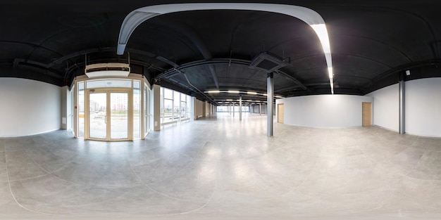 Zdjęcie pusty pokój bez naprawy pełna bezszwowa sferyczna panorama hdri 360 stopni w wewnętrznym białym pokoju na poddaszu do biura z panoramicznymi oknami w rzucie prostokątnym