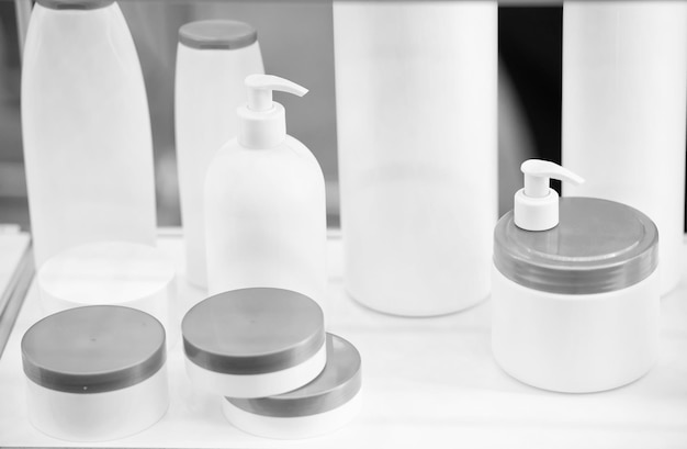 Pusty Pusty Produkt Kosmetyczny Lub Plastikowe Butelki Do Pielęgnacji Skóry Lub Kolorowe Fiolki Flakonów Na Białym Tle
