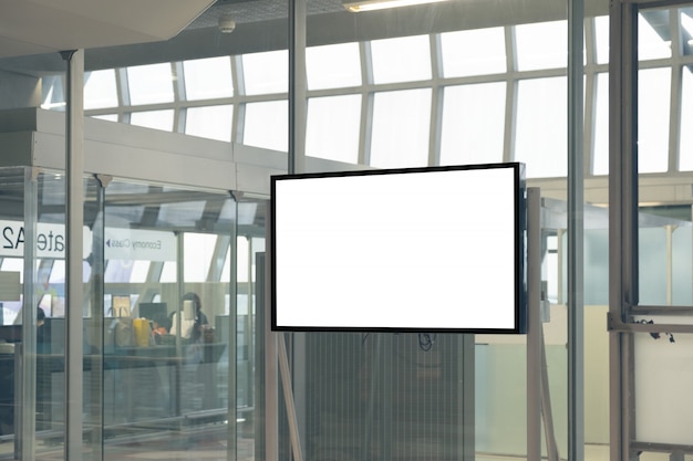 Pusty reklamowy billboard przy lotniskiem.