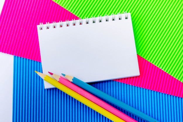Zdjęcie pusty spiralny notatnik i kolorowe ołówki