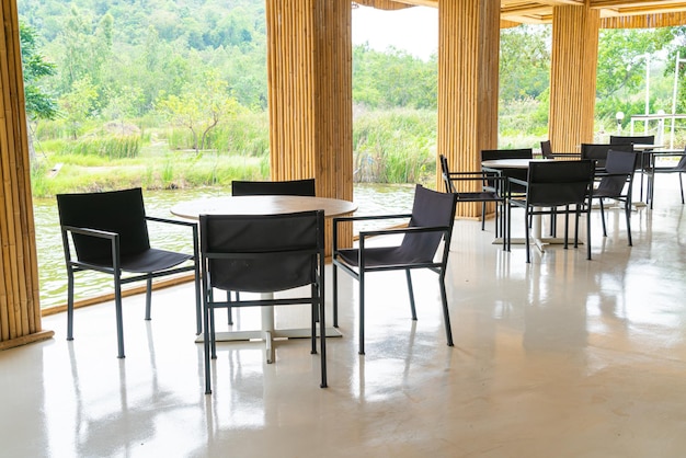 pusty stół i krzesło w restauracji z widokiem na naturę
