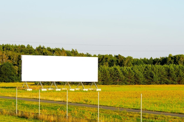 Pusty szablon makiety billboardu reklamowego do projektowania billboardu reklamowego o zachodzie słońca