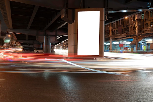 Pusty szablon reklamy zewnętrznej lub pusty billboard zainstalowany na dole drogi ekspresowej