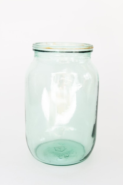 Pusty szklany słoik na białym tle