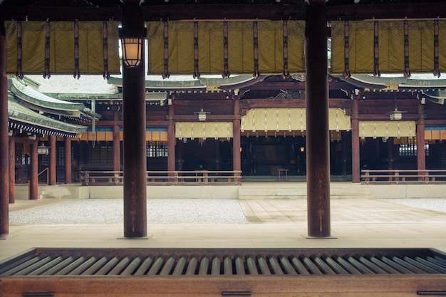 Pusty wewnętrzny dziedziniec japońskiej świątyni