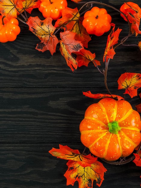 Pusty wieśniaka stół przed pająka sieci tłem, pomarańczowym tłem z nietoperzami i pajęczynami, Halloween