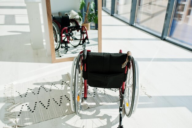 Pusty wózek inwalidzki w domu. Wózek inwalidzki kryty w lustrze.