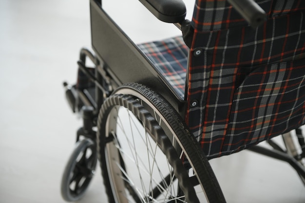 Pusty wózek inwalidzki w salonie Koncepcja samotności i opieki zdrowotnej