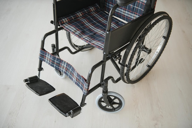 Pusty wózek inwalidzki w salonie obok kanapy