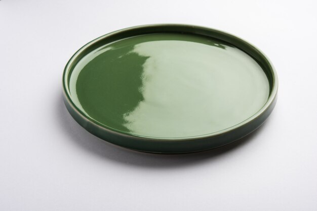 Pusty zielony ceramiczny prostokątny talerz na białym tle