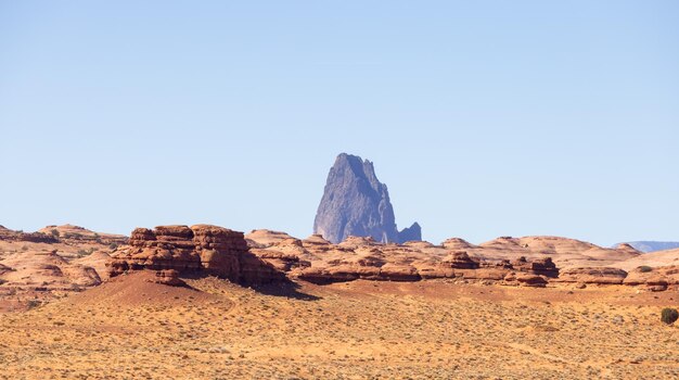 Pustynia skalista góra amerykański krajobraz słoneczny błękitne niebo dzień