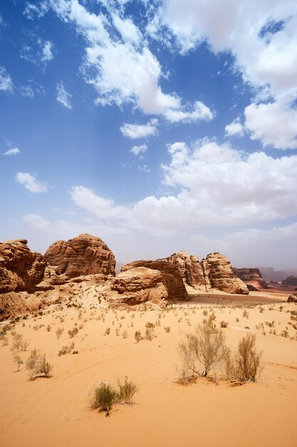 Pustynia Wadi Rum Jordania Bliski Wschód Dolina Księżyca Pomarańczowy piasek zamglenie chmury Wpisanie na Listę Światowego Dziedzictwa UNESCO Park Narodowy na zewnątrz krajobraz Przygody terenowe tło podróży