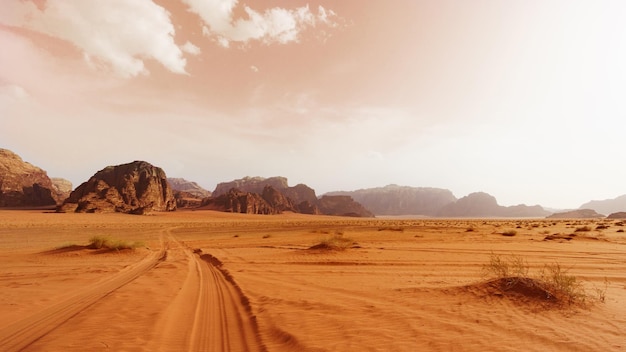 Pustynia Wadi Rum Jordania Dolina Księżyca Pomarańczowy piasek zamglone chmury