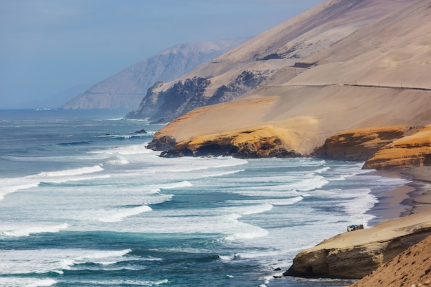 Pustynne krajobrazy wybrzeża Oceanu Spokojnego, Peru, Ameryka Południowa