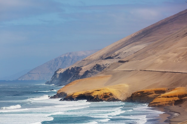 Pustynne krajobrazy wybrzeża Oceanu Spokojnego, Peru, Ameryka Południowa