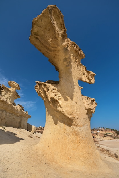 Zdjęcie pustynny krajobraz erozja kołysa, naturalne formacje w bolnuevo, murcia, hiszpania.