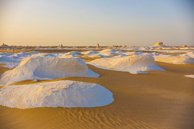 Pustynny krajobraz w Egipcie. Biała pustynia w Egipcie Farafra. Białe kamienie i żółte piaski. Sahara de