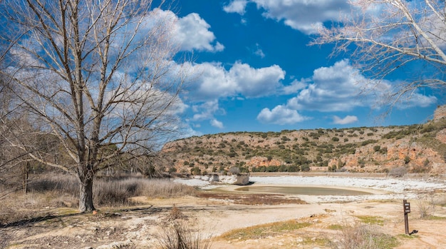 Zdjęcie pustynny krajobraz w lagunas de ruidera, hiszpania. zmiana klimatu, brak wody