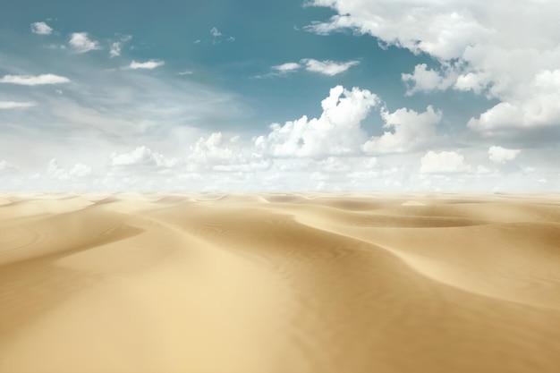 Pustynny krajobraz wydmy błękitne niebo Susza stagnacja brak wody