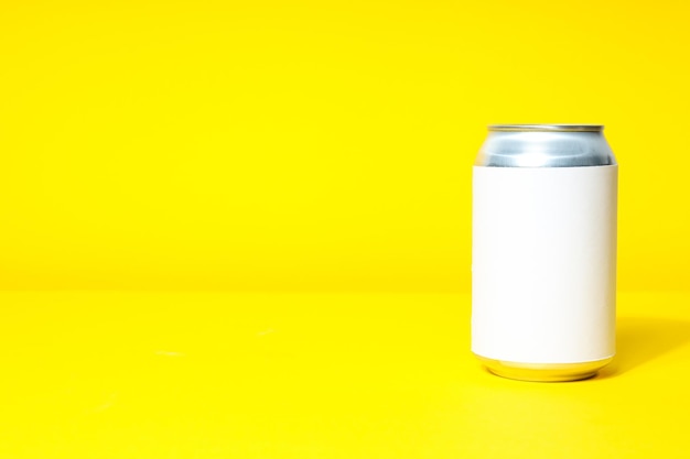 Zdjęcie puszka na napoje na żółtym tle