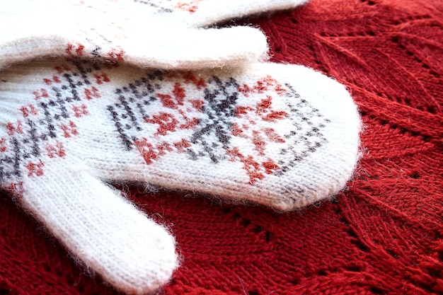 Zdjęcie puszyste białe moherowe rękawiczki z tradycyjnym kwiatowym wzorem na plecach para rękawiczek z modnymi dodatkami dziane z czerwonymi i czarnymi nitkami geometryczny wzór żakardowy zimowe ubrania