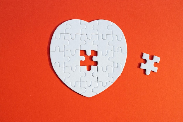 Puzzle w kształcie serca na kolorowym tle
