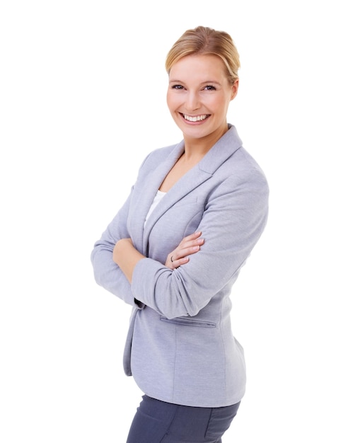 Pycha skrzyżowanych ramion i portret kobiety w studiu z pozytywnym dobrym i pewnym siebie nastawieniem Szczęśliwy uśmiech i młoda kobieta z modą biznesową lub stylem izolowany przez białe tło