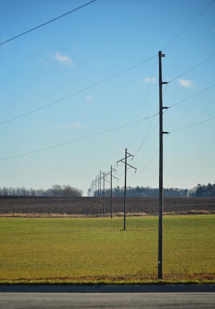 Pylon elektryczny na polu przeciwko niebu