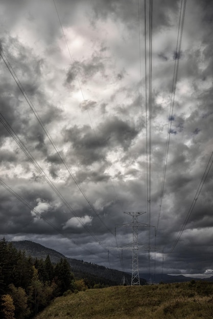 Pylon elektryczny wysokiego napięcia i przewód elektryczny Pylon energii elektrycznej z nieba Wieża sieci wysokiego napięcia z kablem drutu