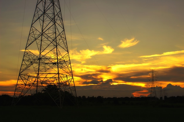 Pylon o dużej mocy z zachodem słońca